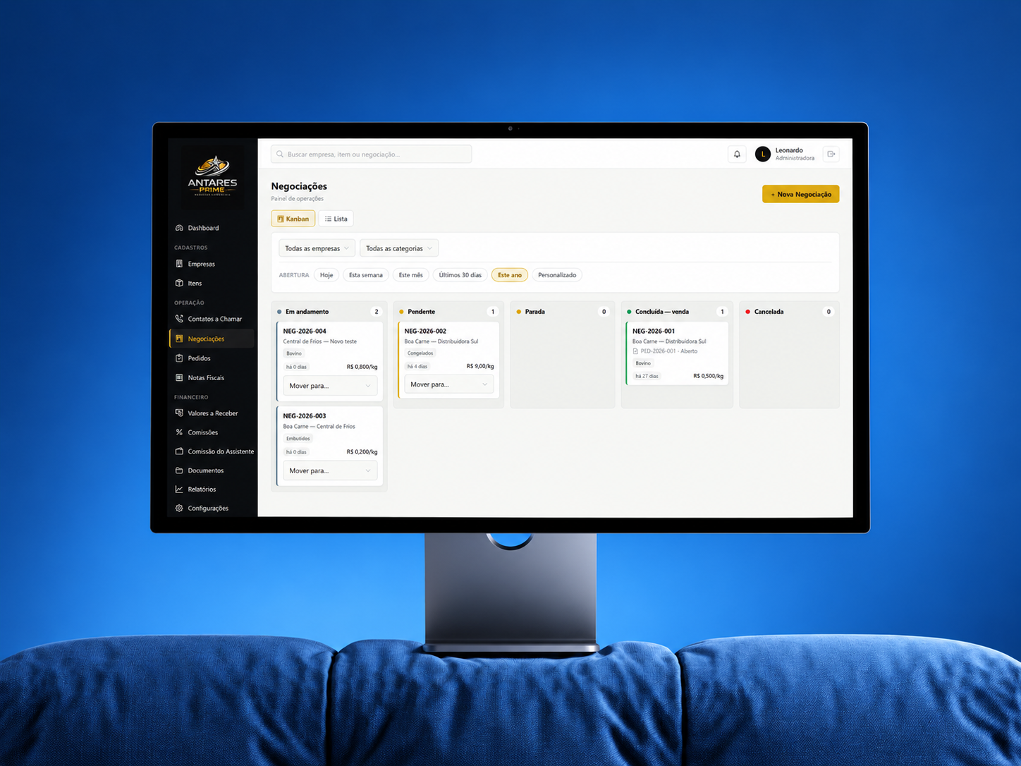 CRM Antares Prime apresentado em monitor sobre cenário azul